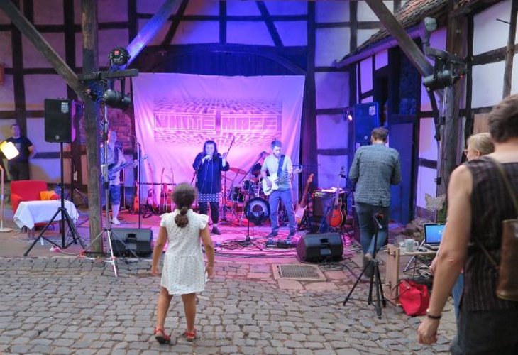 Junger Fan -  die Musik von „White Maze“ begeisterte auch schon eine ganz junge Zuhörerin. (Foto: Gemeinde Wachtberg/mm)