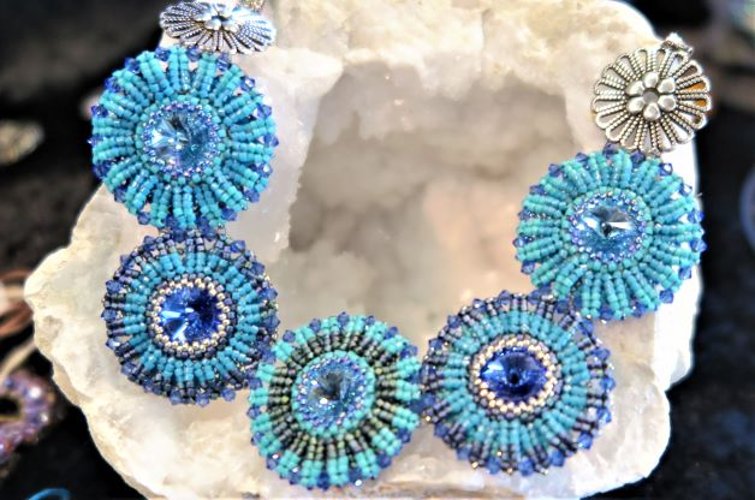 Funkelnder Schmuck, kunstvoll gefädelt, von Sabine Güster. (Foto: Gemeinde Wachtberg/mm)
