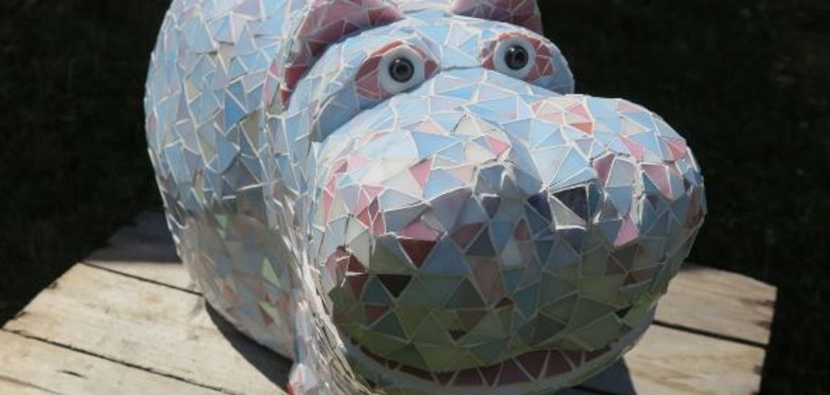 Mosaik-Nilpferd von Regine Menzen. (Foto: Gemeinde Wachtberg/mm)