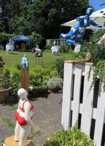 Nanas – schwebend, sitzend, stehend - von Regine Reinelt. (Foto: Gemeinde Wachtberg/mm)