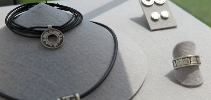 Goldschmied Marcel Kirstens Wachtberg-Schmuck begeistert immer wieder. (Foto: Gemeinde Wachtberg/mm)