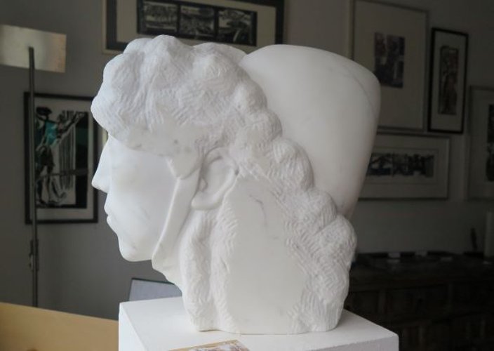 Aus Stein/Marmor „Adoleszenz“ von Beate Meffert-Schmengler. (Foto: Gemeinde Wachtberg/mm)