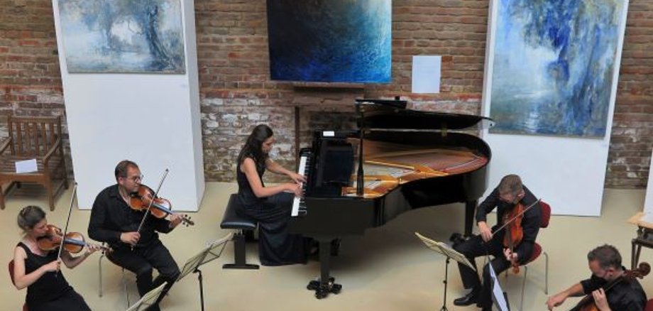 Das Antares Quartett mit (v.l.) Elisa und Robert Wittbrodt, Axel Steinkamp sowie Tobias Wollgarten begeisterte mit Gabriela Pullen am Klavier das Publikum. (Foto: Gemeinde Wachtberg/mm)