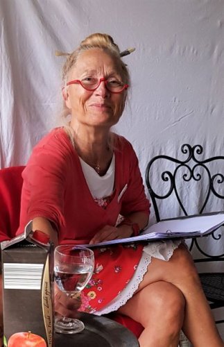Monika Clever überraschte ihre Gäste wieder mit interessanten Texten. (Foto: Gemeinde Wachtberg/mf)
