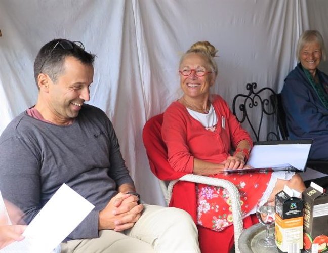 Monika Clever und ihre Gäste hatten sichtlich Spaß bei der Verteilung der Leserollen. (Foto: Gemeinde Wachtberg/mm)