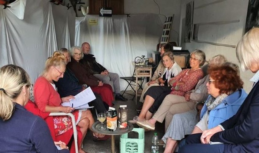 Statt im Garten fand - wetterbedingt - das Lesetheater in der Garage statt. (Foto: Gemeinde Wachtberg/mm)