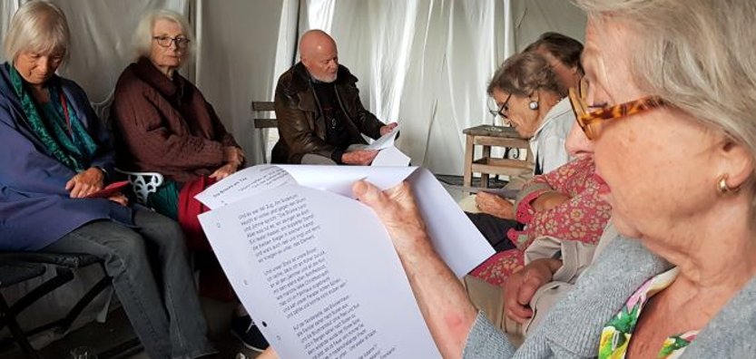 Lesetheater: Bei manchen Texten kamen gleich mehrere Sprecher zum Einsatz. (Foto: Gemeinde Wachtberg/mm)