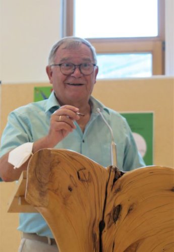 Eschenbach-Lesung: Udo Eschenbach trug sehr unterhaltsam Gedichte und Kurzgeschichten aus seinem zweiten Gedichtband vor. (Foto: Gemeinde Wachtberg/mm)