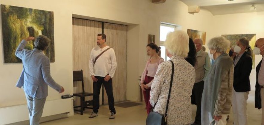 Führung mit dem Künstler Michael Franke durch dessen Ausstellung. (Foto: Gemeinde Wachtberg/mm)