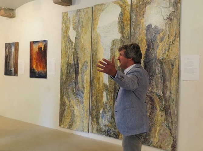 Atelierführung: Franke vor einem Tryptichon aus seinem Dante-Zyklus – „Malebolge“ – Inferno, canto XVIII, 1-18. (Foto: Gemeinde Wachtberg/mm)