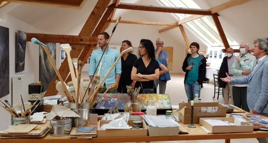 Oben im Atelier erlebten die Gäste eine andere Seite an Michael Franke – den des begeisterten Surfers, was sich in den dort gezeigten Bildern widerspiegelte. (Foto: Gemeinde Wachtberg/mf)