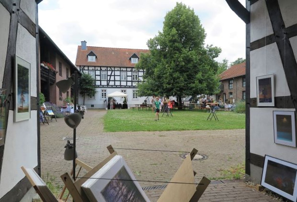 Blick durch durch eines der beiden Tor in den Innenhof des Schmitzhofs. (Foto: Gemeinde Wachtberg/mm)