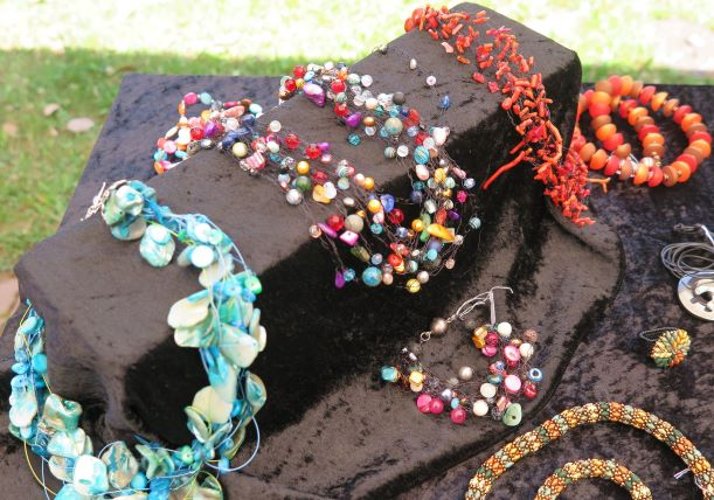 Schmuck von Sabine Güster. (Foto: Gemeinde Wachtberg/mm)