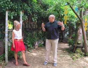 Dr. Dieter Braun eröffnete die Ausstellung von Monika Clever (li.). (Foto: Gemeinde Wachtberg/mm)