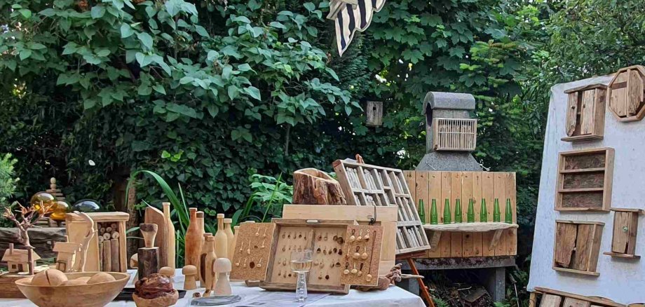 Blick in den Garten mit Driftwood-Objekten von Andreas Grimm. (Foto: Gemeinde Wachtberg/mf)