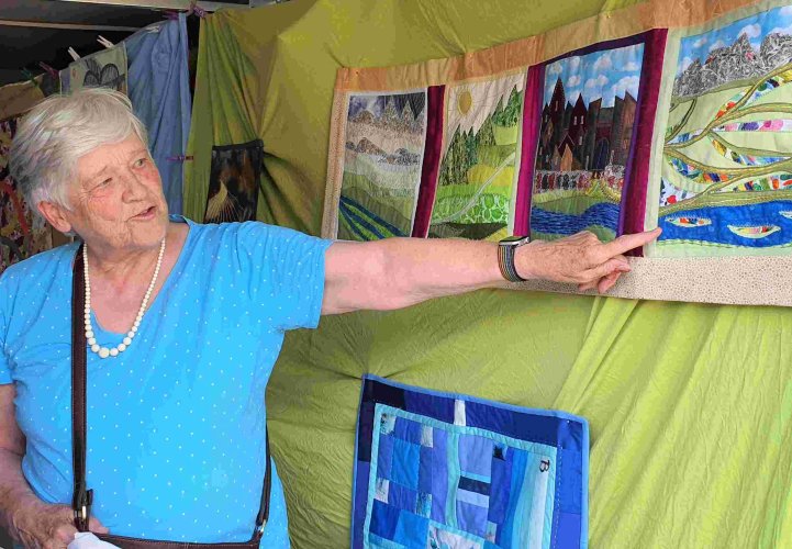 Patchwork-Arbeit „Osterspaziergang“ von Geertje Theis. (Foto: Gemeinde Wachtberg/mf)