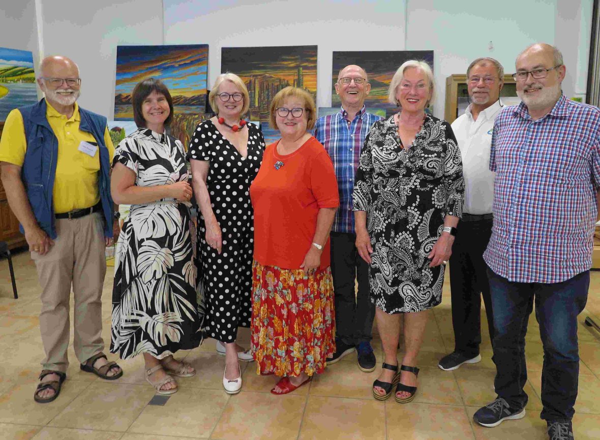 Die Künstlergruppe um (v.l.) U. Riecken, O. Welter, M. Kontz, J. Bittner-Kelber, D. Waloßek und U. Kowalski dankt H.-J. Duch u. T. Franz vom Bürgerverein Werthhoven für die Unterstützung. (Foto: Gemeinde Wachtberg/mm)