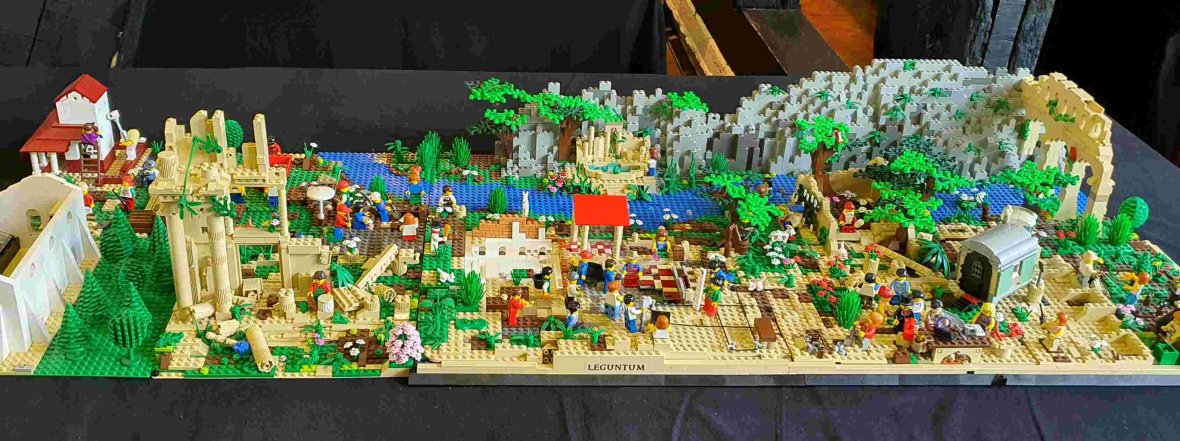 Lego: Römische Ausgrabungsstätte „Leguntum“ – mit witzigen „Fremdlingen“. (Foto: Gemeinde Wachtberg/mf)