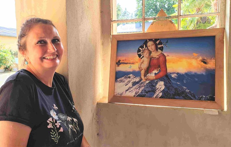 Broichhof: Collage mit Bergpanorama und Marienfigur von Claudia von Harnier (li.). (Foto: Gemeinde Wachtberg/mf)