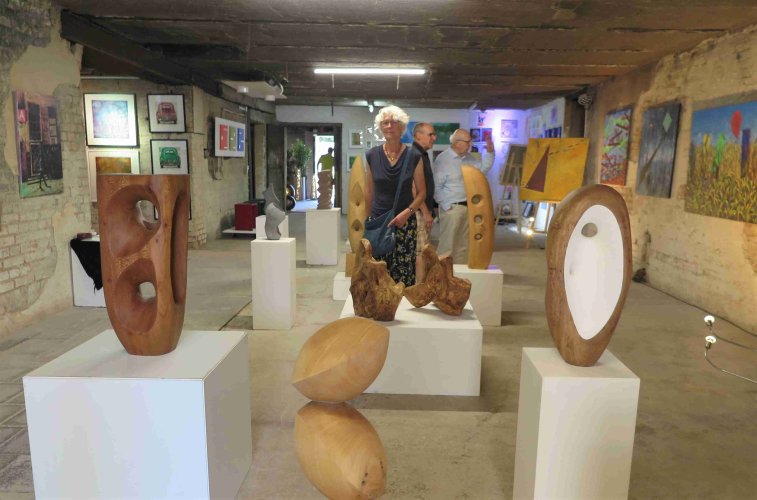 Werkstatt 14 ... u.a. mit Holz- und Steinskulpturen von Petra Petzold. (Foto: Gemeinde Wachtberg/mm)