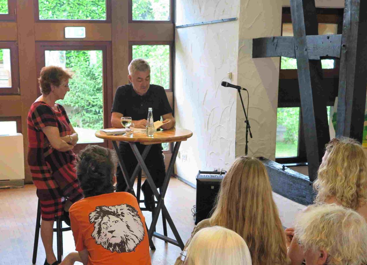 Zur Lesung mit Wilfried Lülsdorf hatten sich zahlreiche Interessierte im Köllenhof eingefunden. (Foto: Gemeinde Wachtberg/mm)
