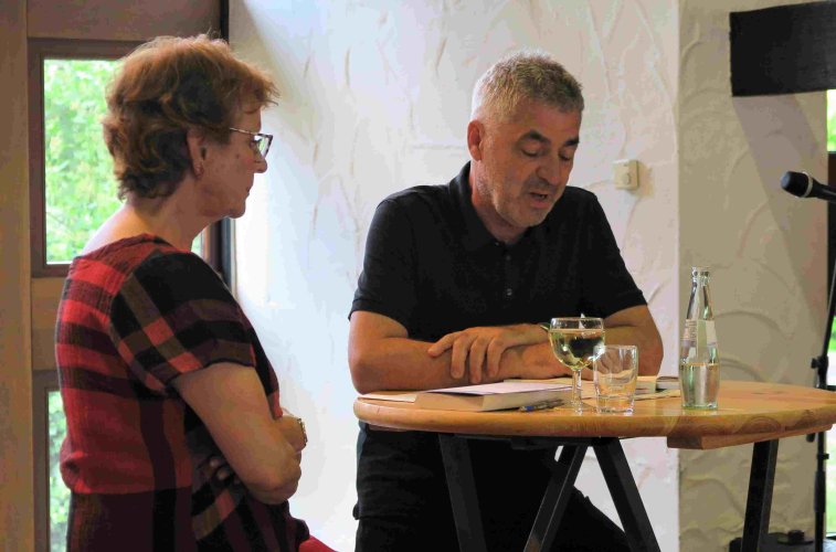 Mit sonorer Stimme las Wilfried einige Kapitel seines neuen Buches vor. (Foto: Gemeinde Wachtberg/mm)