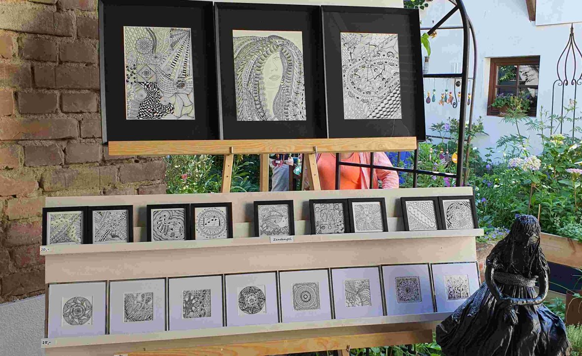 Krueger: Filigrane Zentangle-Arbeiten von Ute Mettbach. (Foto: Gemeinde Wachtberg/mf)