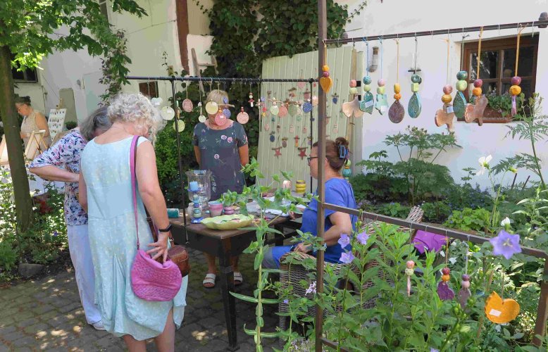 Krueger: Kleine Ton-Anhänger in bunten Farben und Formen von Ute Krueger (Foto: Gemeinde Wachtberg/mm)