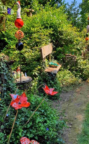 Gartencafé Sieburg: In Beeten, am Zaun, hängend, stehend … überall gab es Rita Heinrichs Tonkreationen zu entdecken. (Foto: Gemeinde Wachtberg/mf)