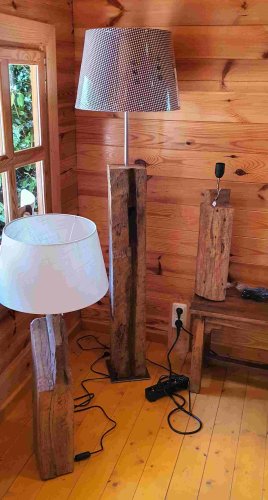 Gartencafé Sieburg: Dekorative Holzständer-Lampen von Herbert Hermann. (Foto: Gemeinde Wachtberg/mm)