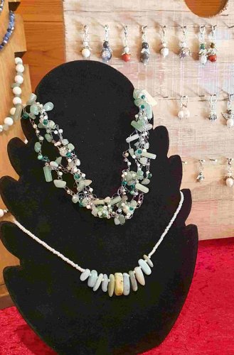 Gartencafé Sieburg: Schmuck-Unikate aus Edelsteinen von Ilona Unger. (Foto: Gemeinde Wachtberg/mf)