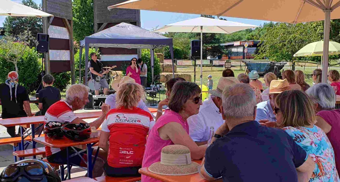 Freiraum begeisterte mit ihrer Musik die Gäste bei strahlendem Sommerwetter. (Foto: Gemeinde Wachtberg/mf)