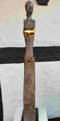 Frauenfigur aus Granit von Ernst Doll. (Foto: Gemeinde Wachtberg/mf)