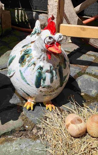 Keramik-Huhn mit Brille von Ernst Doll. (Foto: Gemeinde Wachtberg/mf)