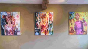 Atelier Moja: Monique Jacquemins „Marithé I, II und III“. (Foto: Gemeinde Wachtberg/mf)
