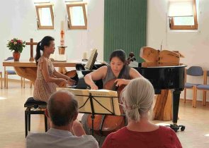 Hyewon Lee-Scholl am Violoncello und Minju Song am Klavier. (Foto: Gemeinde Wachtberg/mf)