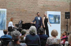 Schlagzeilen – mit Andrea Graff (Sopran) und Nico Heinrich (Tenor), am Klavier begleitet von Sophie Sczepanek. (Foto: Gemeinde Wachtberg/mm)