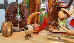 Interessante Holzobjekte von Ernst Doll. (Foto: Gemeinde Wachtberg/mf)