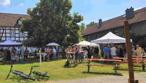 Schmitzhof: Buntes künstlerisches Treiben im großen Innenhof des Schmitzhofs. (Foto: Gemeinde Wachtberg/mf)