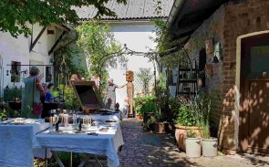 Krueger: Grüner Hof… ein kleiner feiner Kunstgarten. (Foto: Gemeinde Wachtberg/mf)