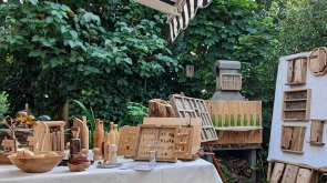 Blick in den Garten mit Driftwood-Objekten von Andreas Grimm. (Foto: Gemeinde Wachtberg/mf)