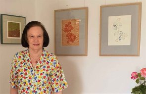 Melanie Ritgen vor einigen ihrer Druckgrafiken. (Foto: Gemeinde Wachtberg/mf)