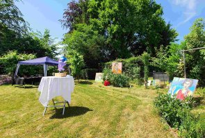 Rund & bunt: Der Garten von Regine Reinelt mit Nanas, Porträts und Schmuck. (Foto: Gemeinde Wachtberg/mf)