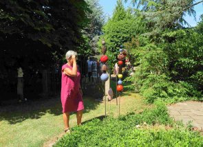 Gartencafé Sieburg: Bunte Gartenstelen von Rita Heinrichs waren überall in Sieburgs parkähnlichem Garten zu finden. (Foto: Gemeinde Wachtberg/mm)
