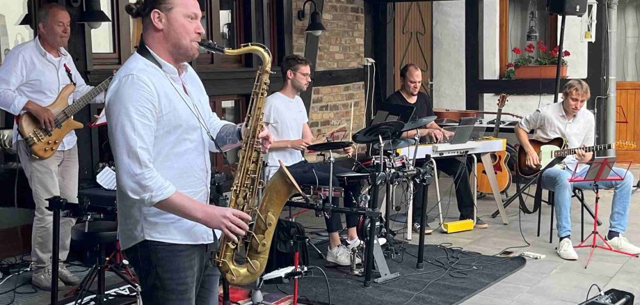 Marios Musikschule: Lehrerband mit (v.l.n.r.) Sergii Chernenko, Vassil Altanov, Martin Kuhlewind, Steffen Pleger und Moritz Lemacher. (Foto: Marios Musikschule/ak)