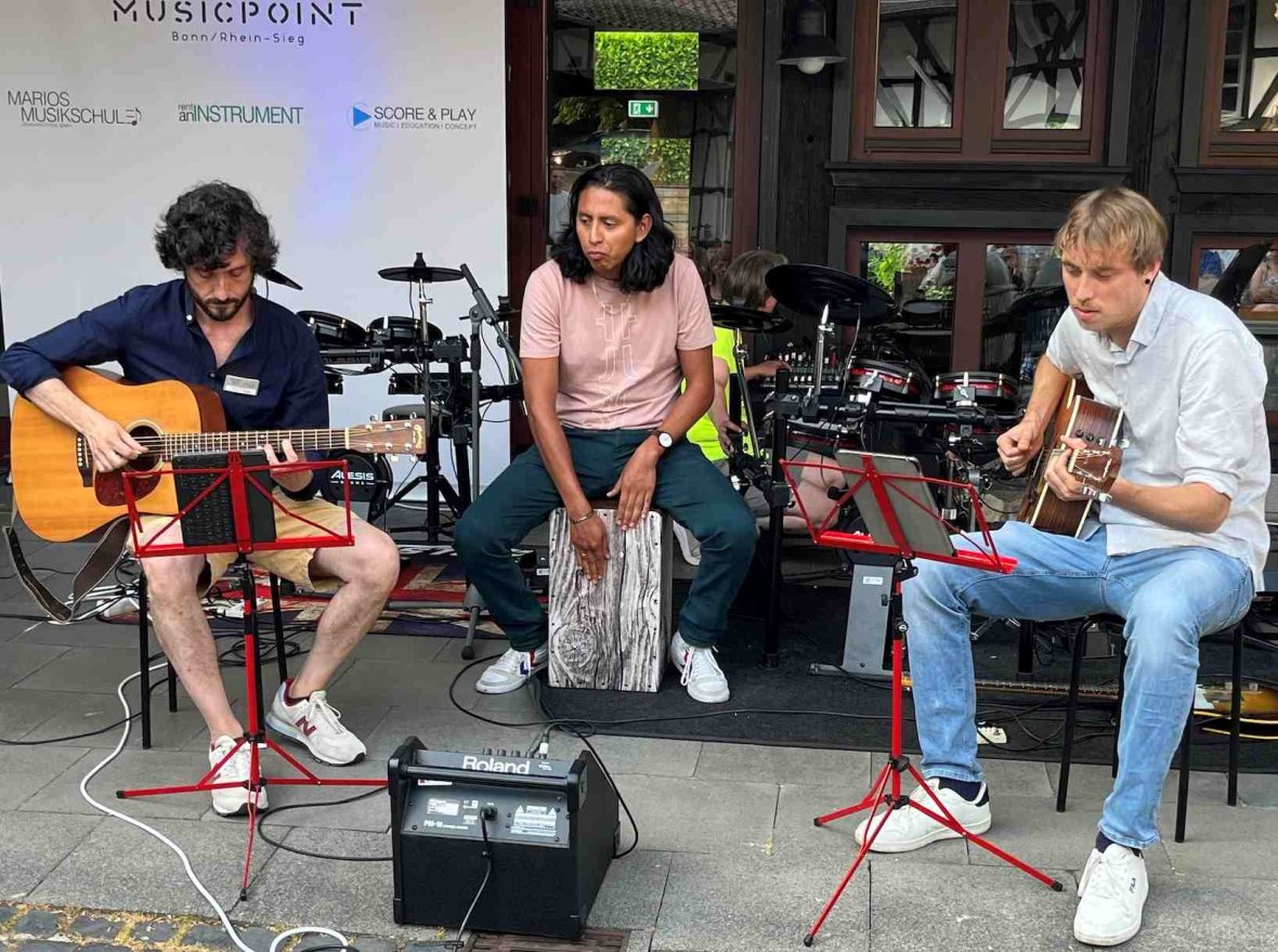 Marios Musikschule: Trio mit (v.l.n.r.) Antonio Topino, Roberto Hernandez de la Rosa und Moritz Lemacher. (Foto: Marios Musikschule/ak)