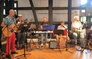 Mixed Up 015: Bandleader Georg Krahe (re.) und seine Musiker versprühten mit ihren Songs pure Lebensfreude. (Foto: Gemeinde Wachtberg/mm)