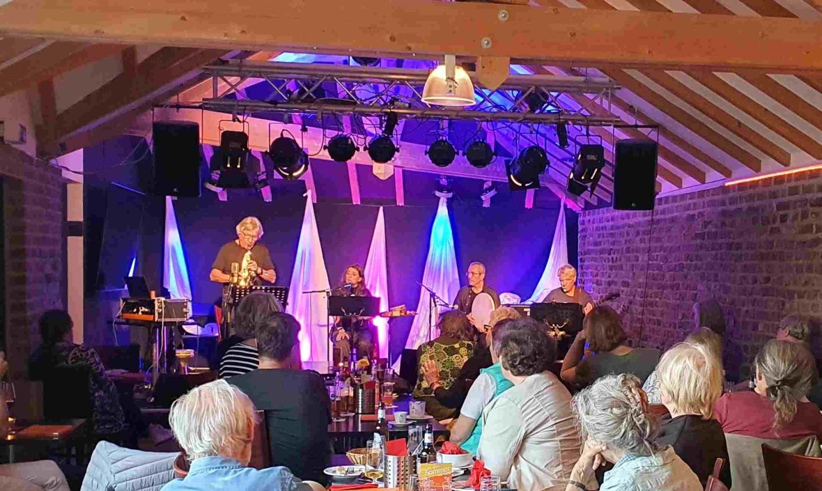Open Scores Orchestra – Intuitive Music im gut besuchten Drehwerk 17/19 (Foto: Gemeinde Wachtberg/mf)