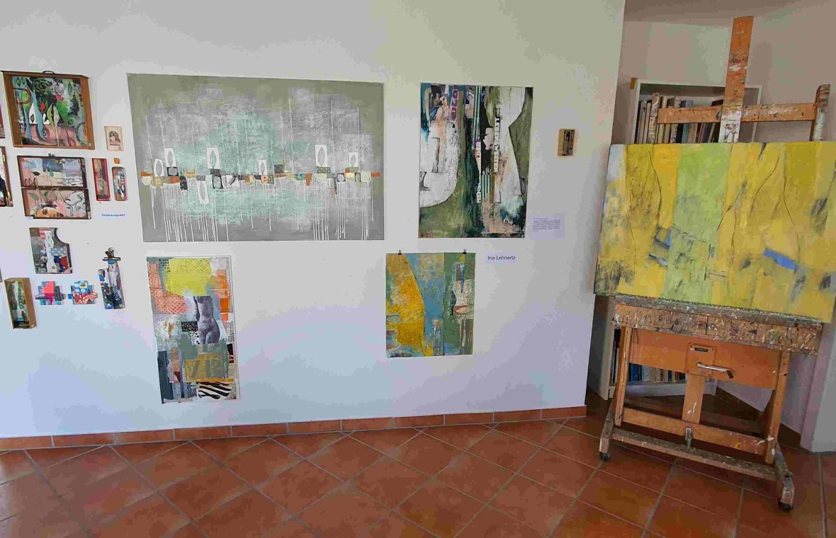 Atelier 18/80: Collagen und „Art in an box“ von Ina Lehnertz (li.) und Abstraktes von Hiltrud Westheide (auf der Staffelei). (Foto: Gemeinde Wachtberg/mf)