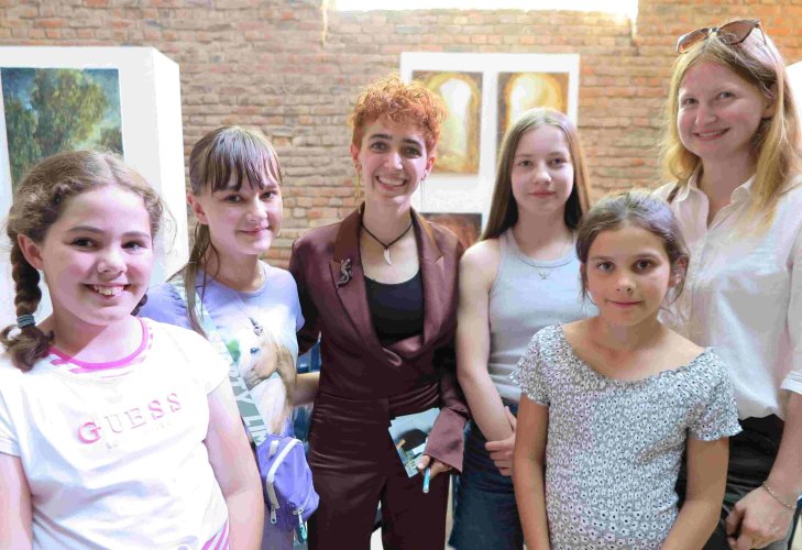 Eröffnungskonzert: Anny Ogrezeanu, The Voice of Germany 2022, umringt von jugendlichen Fans. (Foto: Gemeinde Wachtberg/mm)